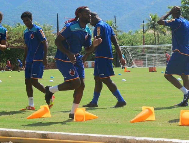 Vagner Love em treino físico (Foto: Janir Júnior / Globoesporte.com)