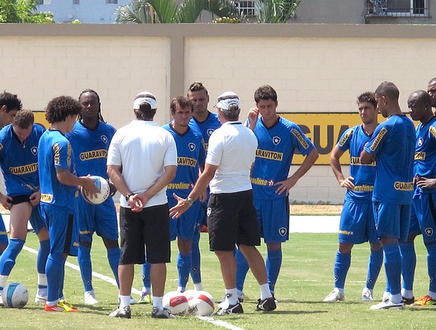 jogadores no treino do Botafogo (Foto: André Casado / Globoesporte.com)