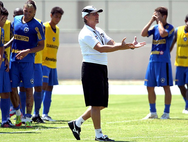 Oswaldo de Oliveira no treino do Botafogo (Foto: Cezar Loureiro / Agência O Globo)