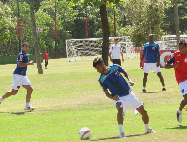 Léo Moura treina com bola no ninho  (Foto: Janir Júnior / Globoesporte.com)