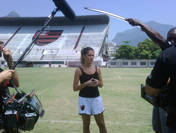Ingrid Guimarães grava na Gávea (Foto: divulgação site oficial do flamengo)