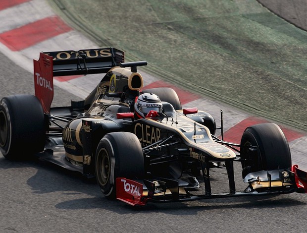Kimi Raikkonen, da Lotus, é o mais rápido na manhã do último dia de testes em Barcelona (Foto: Getty Images)