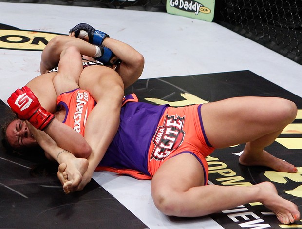 Ronda Rousey finaliza Miesha Tate com uma chave de braço e conquista cinturão do Strikeforce (Foto: Getty Images)