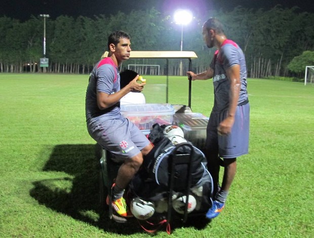  Alecsandro e Diego Souza treino Vasco Assunção Paraguai (Foto: Gustavo Rotstein/Globoesporte.com)