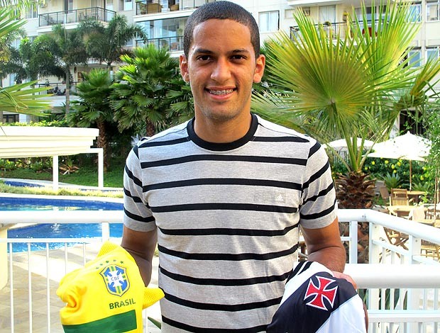 Rômulo do Vasco com a camisa da seleção e do clube (Foto: Thiago Fernandes / GLOBOESPORTE.COM)