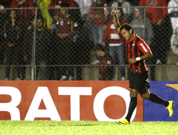 Marcinho gol Atlético-PR (Foto: Geraldo Bubniak / Ag. Estado)