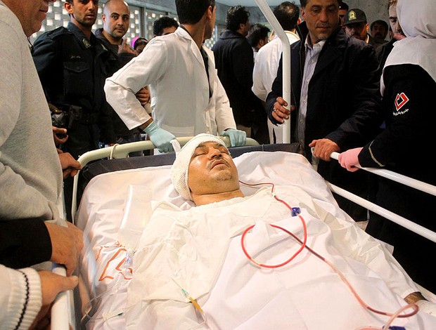 Ali Daei, técnico do Rah Ahan, é levado ao hospital após acidente de carro (Foto: AFP)