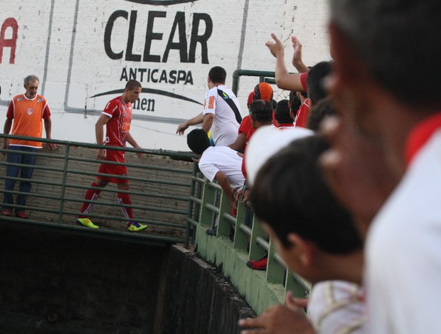 Torcida observa jogadores do Uberaba saindo de campo após derrota para o Guarani-MG (Foto: Enerson Cleiton)