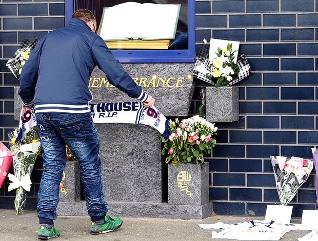torcida deixa homenagens para Fabrice Muamba no estádio do Bolton (Foto: AFP)