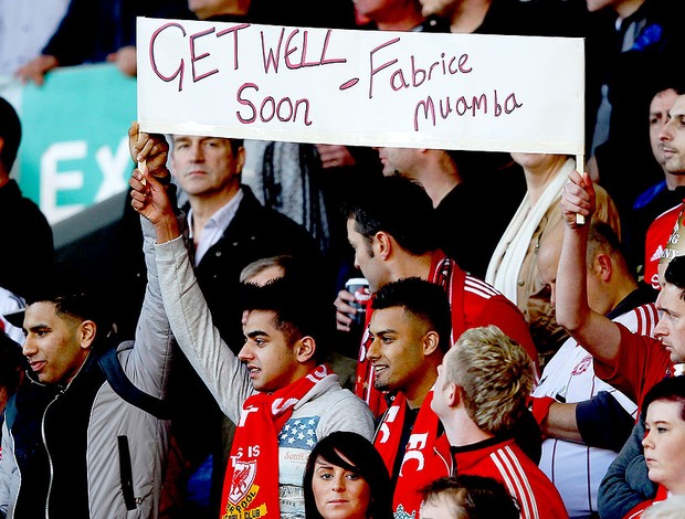 torcida do Liverpool com faixa de apoio para Muamba (Foto: Getty Images)