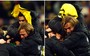 Treinador do Borussia se empolga e perde os óculos (Reuters)