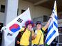 FOTO: sul-africanos não se decidem por quem torcer: Uruguai ou Coreia?