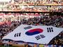 FOTO: torcida sul-coreana chama a atenção com um imenso bandeirão