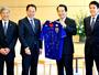 FOTO: primeiro-ministro japonês recebe camisa autografada da Copa