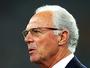 Beckenbauer defende renovação e apoia uso de auxiliares atrás dos gols