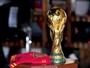 FOTO: taça da Copa do Mundo fica exposta em Basílica no México