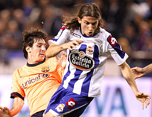 Filipe Luis, do La Coruña, disputa Bola com Messi