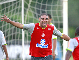 Adriano durante o treino do Flamengo