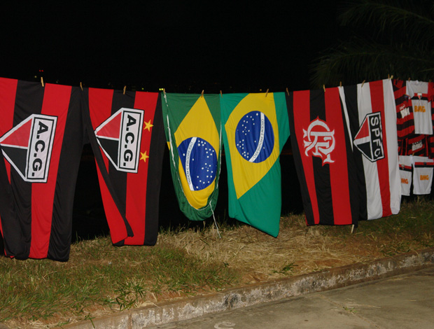 Bandeiras do Atlético-GO, Brasil, Flamengo e São Paulo no  Serra Dourada