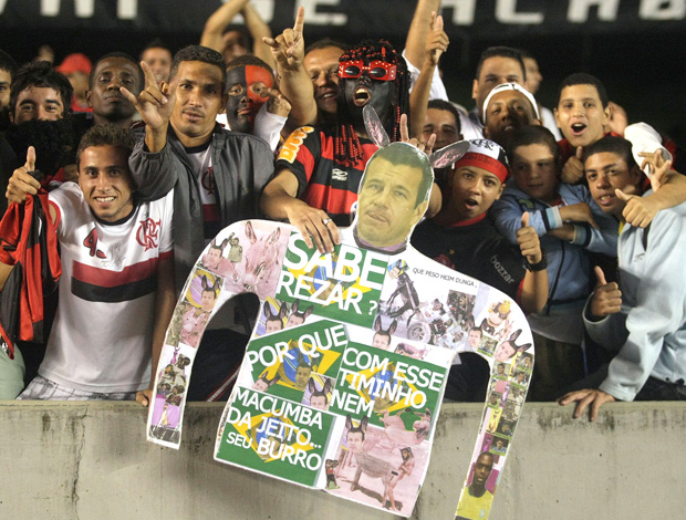 Torcida do Flamengo faz boneco de papel do técnico Dunga