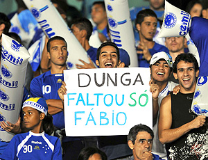 No Mineirão cartaz protesta contra Dunga e pede Fabio na 
seleção
