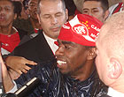 Tinga chega ao aeroporto nos braços do povo (Richard 
Souza/Globoesporte.com)