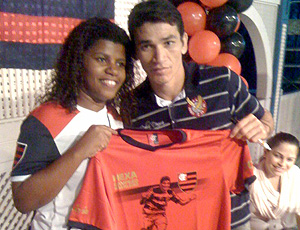 Ronaldo Angelim com camisa comemorativa