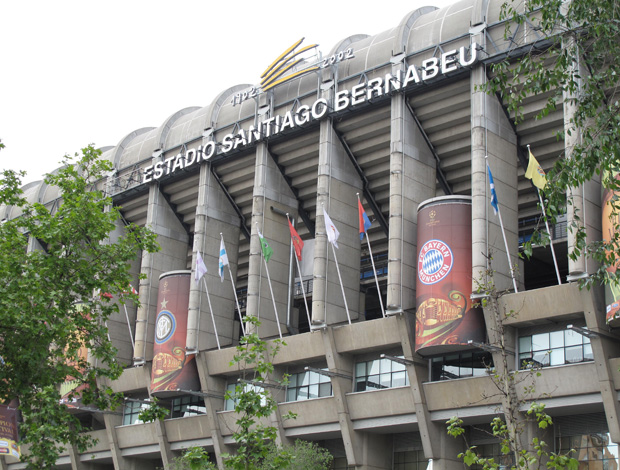 Escudos dos finalistas da Copa dos Campeões estampados na frente do Santiago Bernabeu