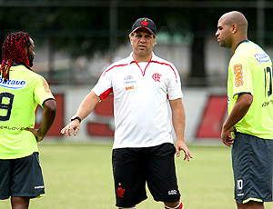 Rogério Lourenço conversa com Adriano e Vágner Love no treino 