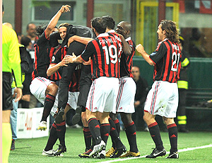 Time do Milan abraça leonardo