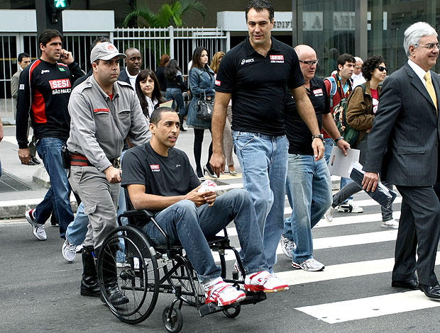 Escadinha de cadeira de rodas durante apresentação do SESI