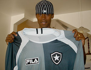 Maicosuel com camisa do Botafogo - matéria especial