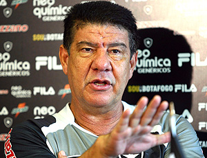 Joel Santana durante coletiva do Botafogo