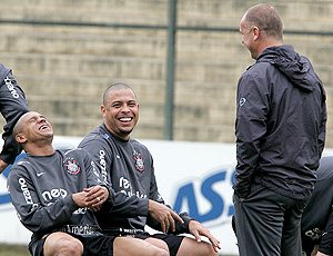 Mano Menezes,Ronaldo e Roberto Carlos no treino do Corinthians
