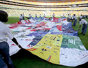 inauguração do estádio Soccer City com bandeira de camisas