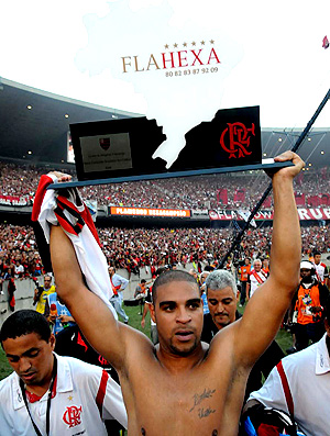 Adriano, do Flamengo, comemora o título brasileiro de 2009