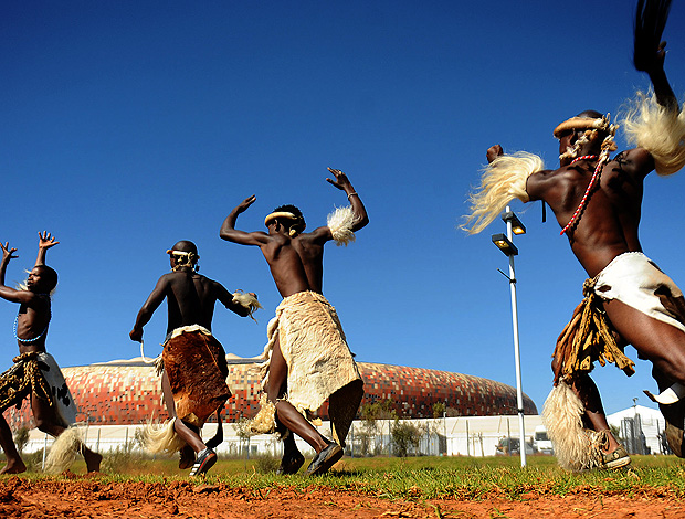 dançarinos tribo áfrica do sul em frente ao Soccer city