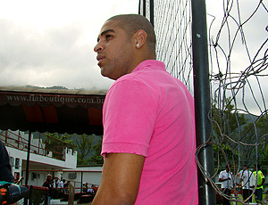 Adriano em coletiva do Flamengo