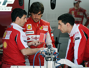 Alonso nos boxes da Ferrari na Turquia 