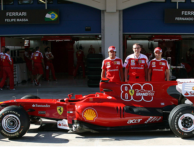 Massa e Alonso com Ferrari comemorativa do GP 800