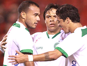 Roger e Renan comemoram gol do Guarani