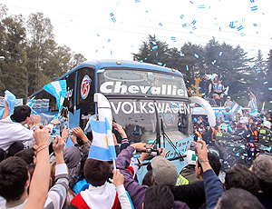 Ônibus leva a Seleção da Argentina ao aeroporto