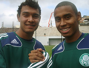 Vinícius e Gabriel Silva, jogadores da base do Palmeiras (Foto: Julyana Travaglia / GLOBOESPORTE.COM)