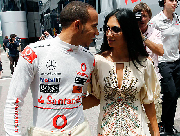 Hamilton e Nicole Scherzinger nos boxes da F1