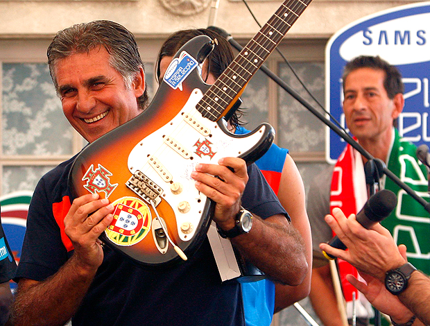 Carlos Queiroz com guitarra em Covilha, Portugal