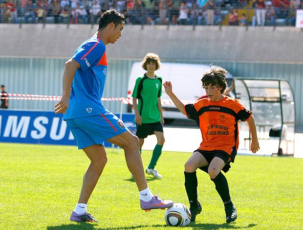 cristiano ronaldo jogando com garoto, treino de portugal