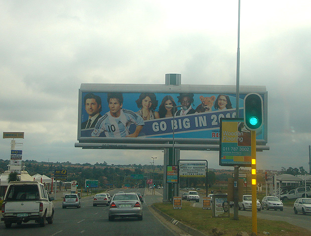 Placa do Messi na estrada entre Joburg e Pretoria