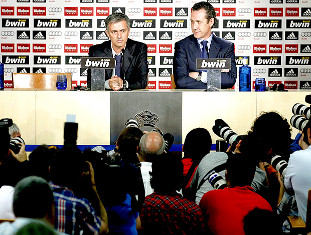 José Mourinho ao lado de valdano na coletiva de imprensa do Real Madrid