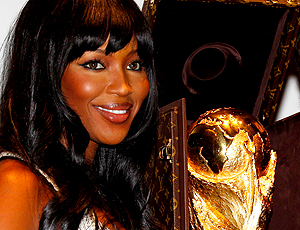 Naomi Campbell posa com a Taça Fifa (agência Reuters)