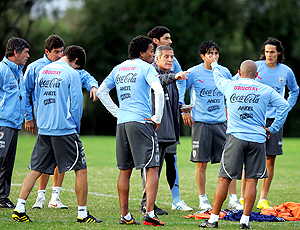 Osca Tabarez orienta os jogadores no treino do Uruguai